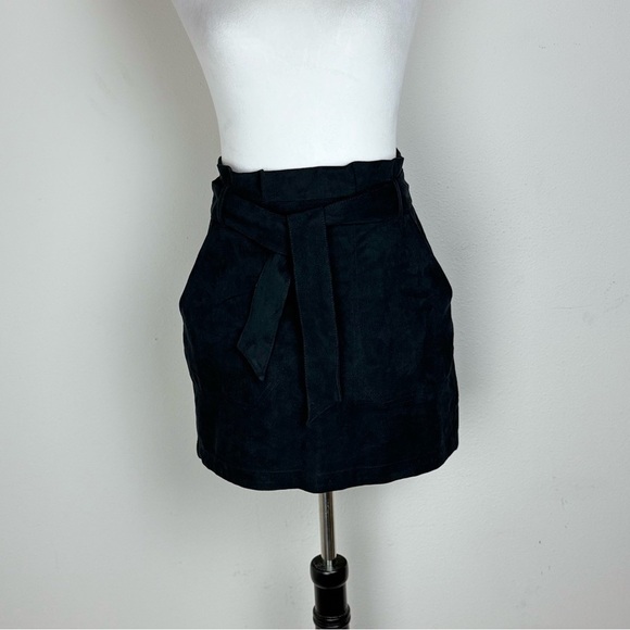 Abercrombie Women’s Faux Suede‎ Black Mini Skirt with Belt Size XS - Picture 2 of 10